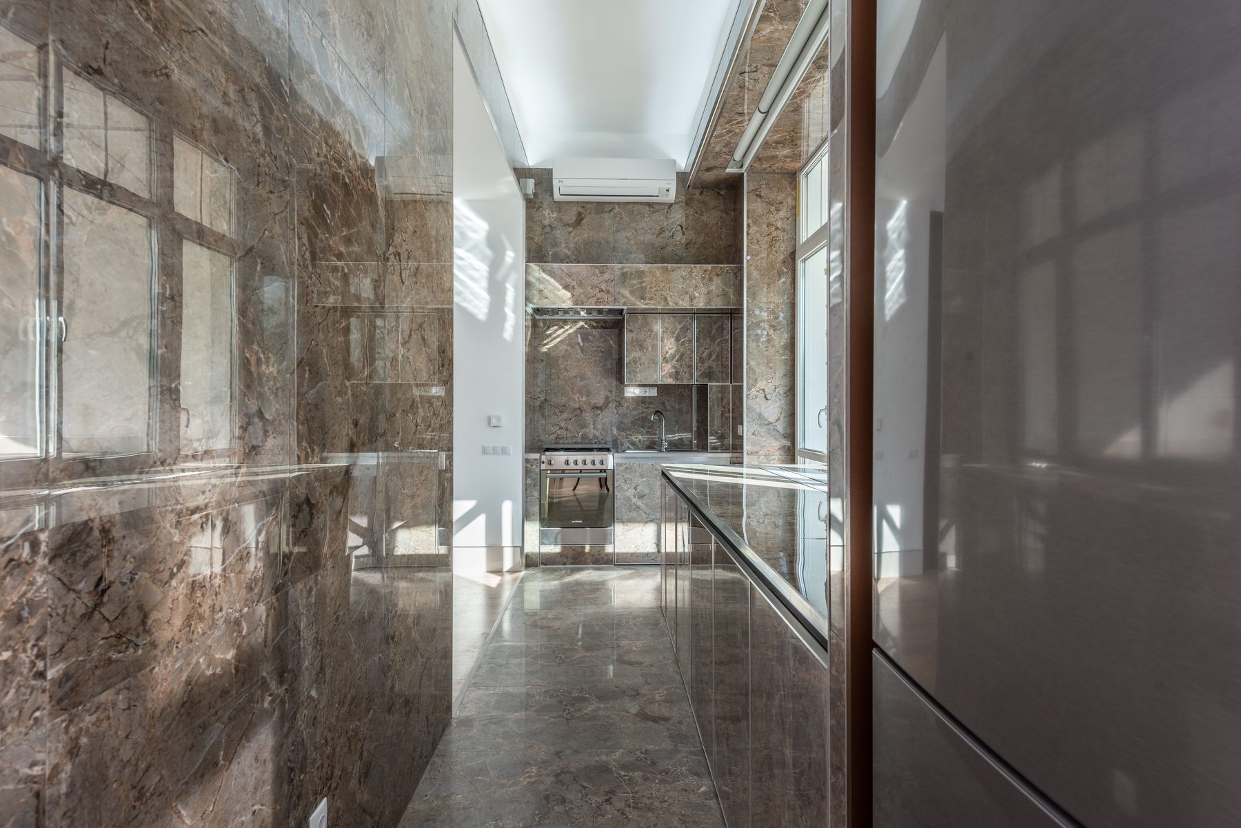 Mermer ve granit yüzeyli modern mutfak